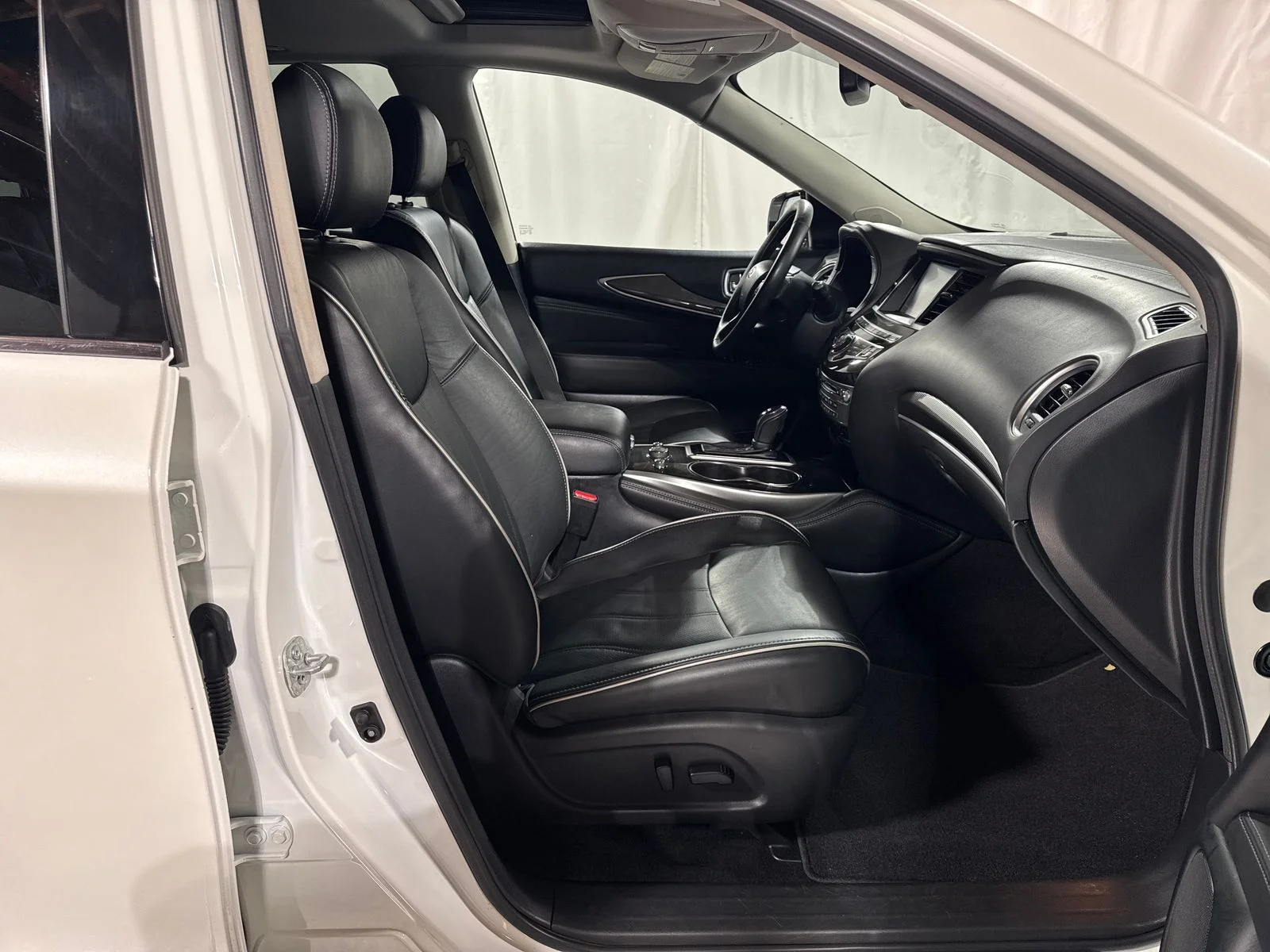Used 2019 White INFINITI LUXE image 14