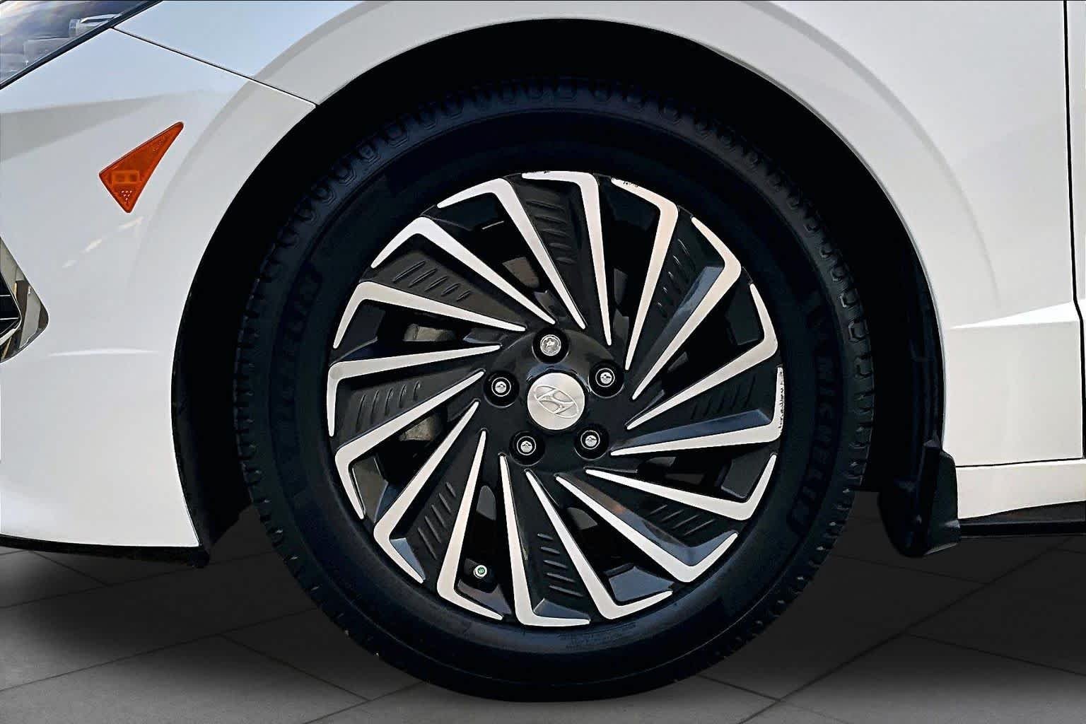 Used 2021 Hyper White Hyundai Limited image 10