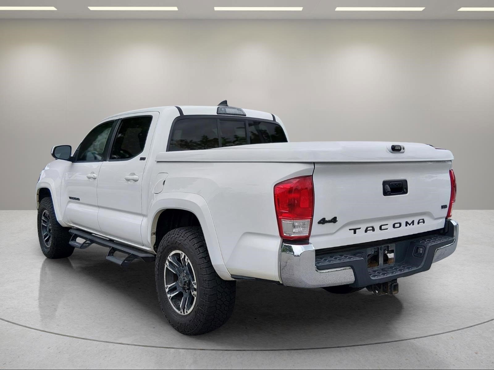 Used 2017 Super White Toyota SR5 image 7