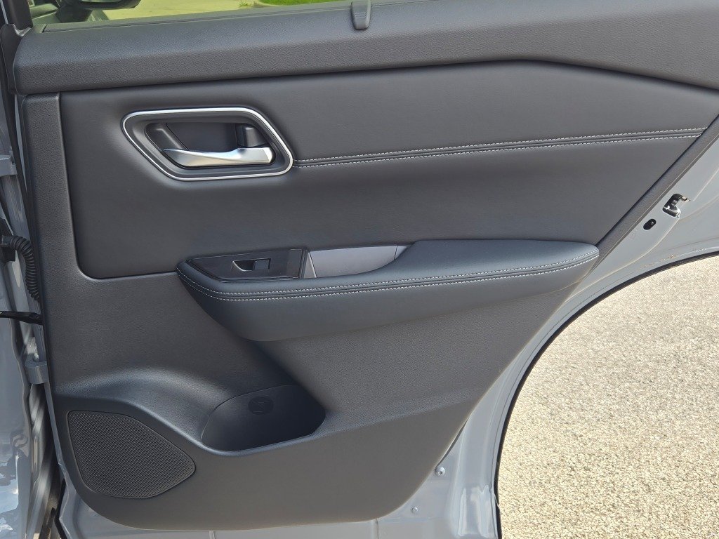 New 2026 Boulder Gray Pearl / Super Black Two-tone Nissan Platinum image 11