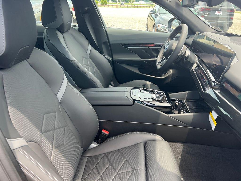 New 2027 Carbon Black Metallic BMW 550e xDrive image 28