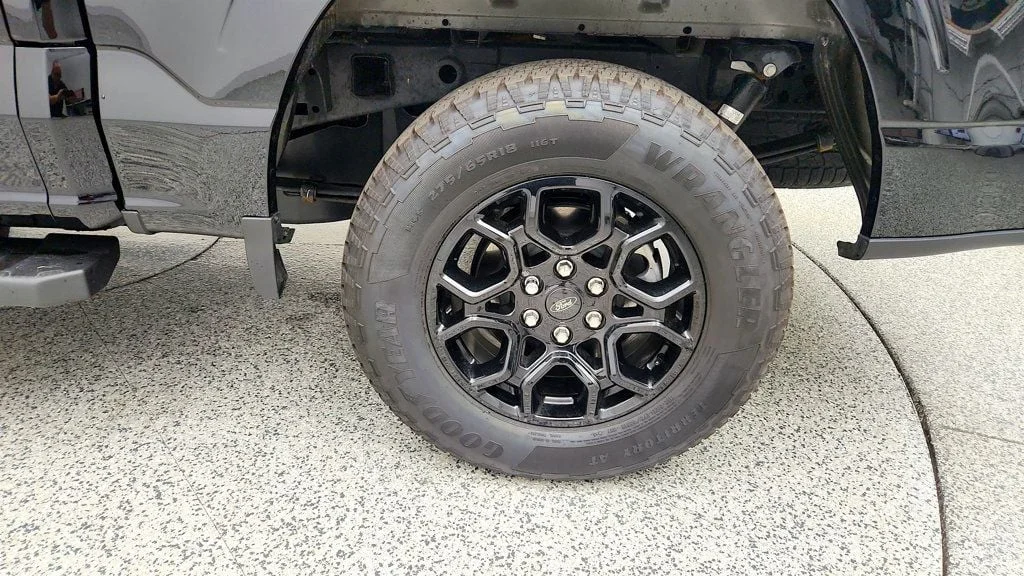 Used 2025 Agate Black Metallic Ford XLT 4WD SuperCrew 5.5