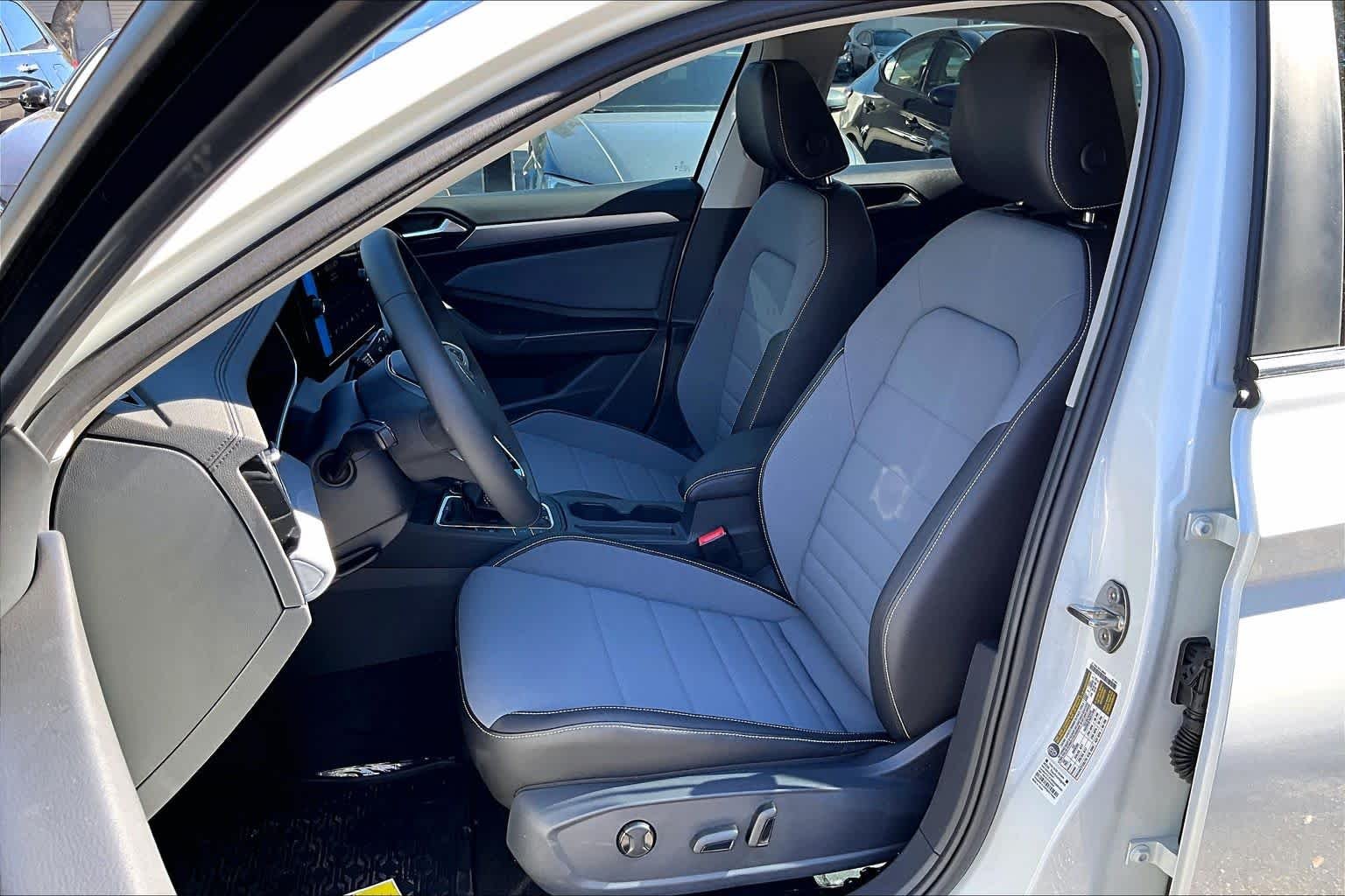 New 2026 Opal White Pearl Volkswagen 1.5T SE image 9