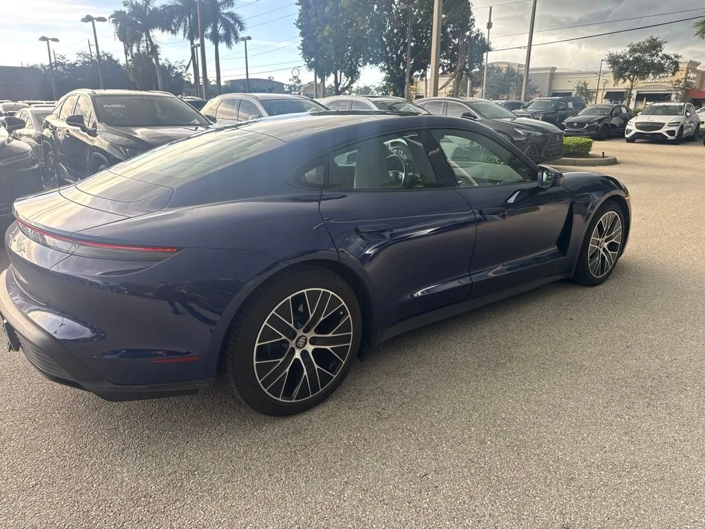 Used 2024  Porsche Base image 7