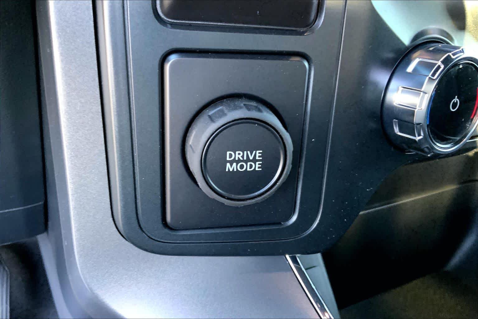New 2026 Carbonized Gray Metallic Ford XLT image 16