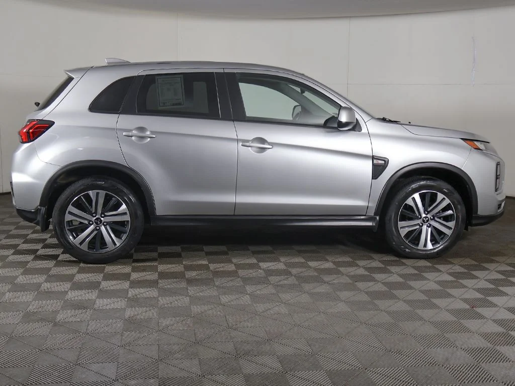 Used 2023 Silver Mitsubishi 2.0 ES image 13