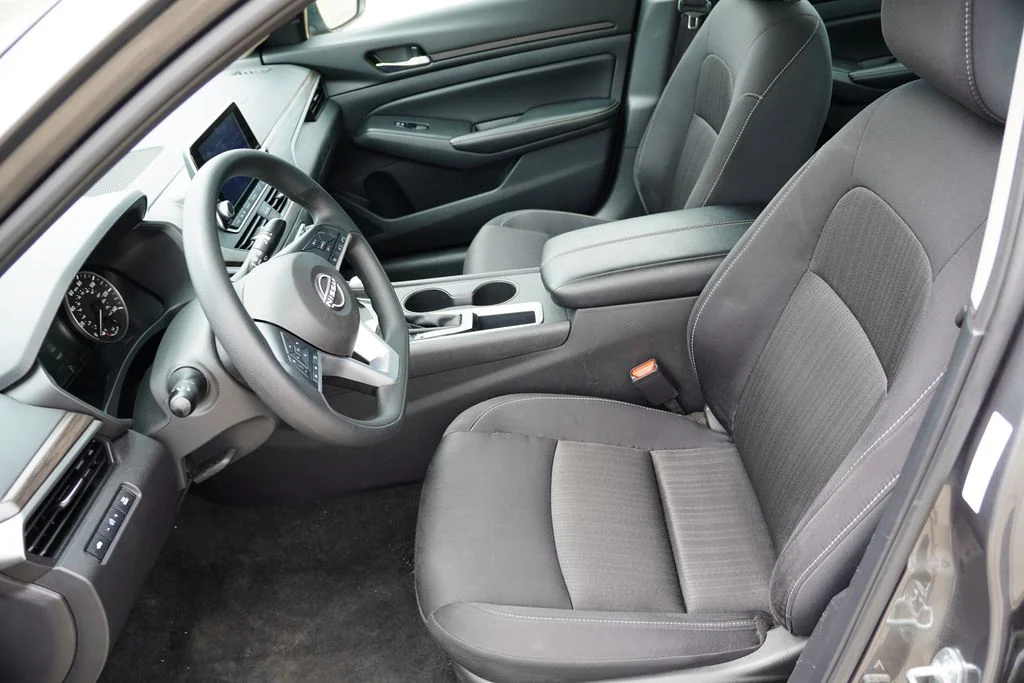 Certified Used 2025 Gun Metallic Nissan 2.5 SV image 4