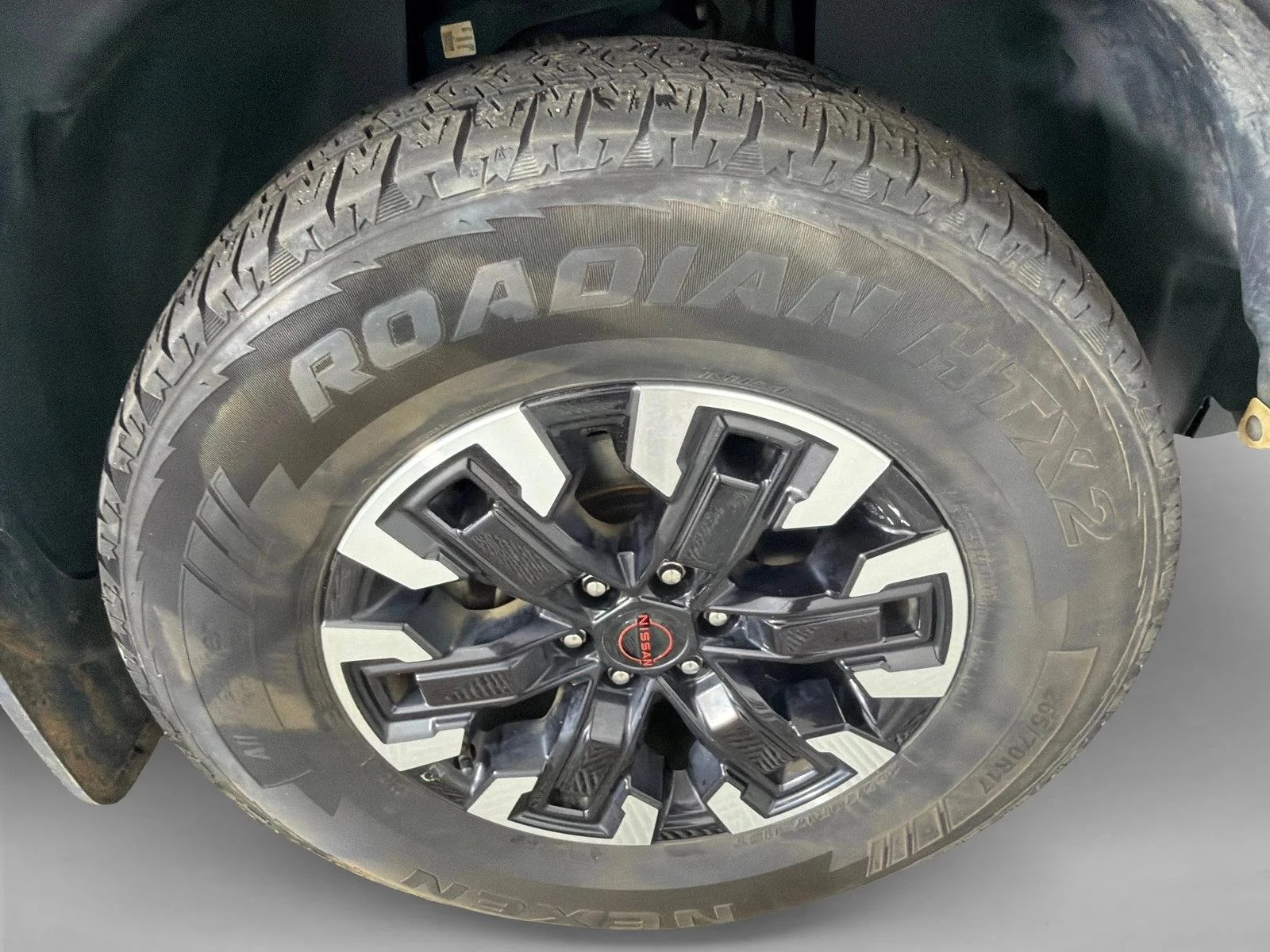 Used 2022 Whtie Nissan PRO-4X image 12