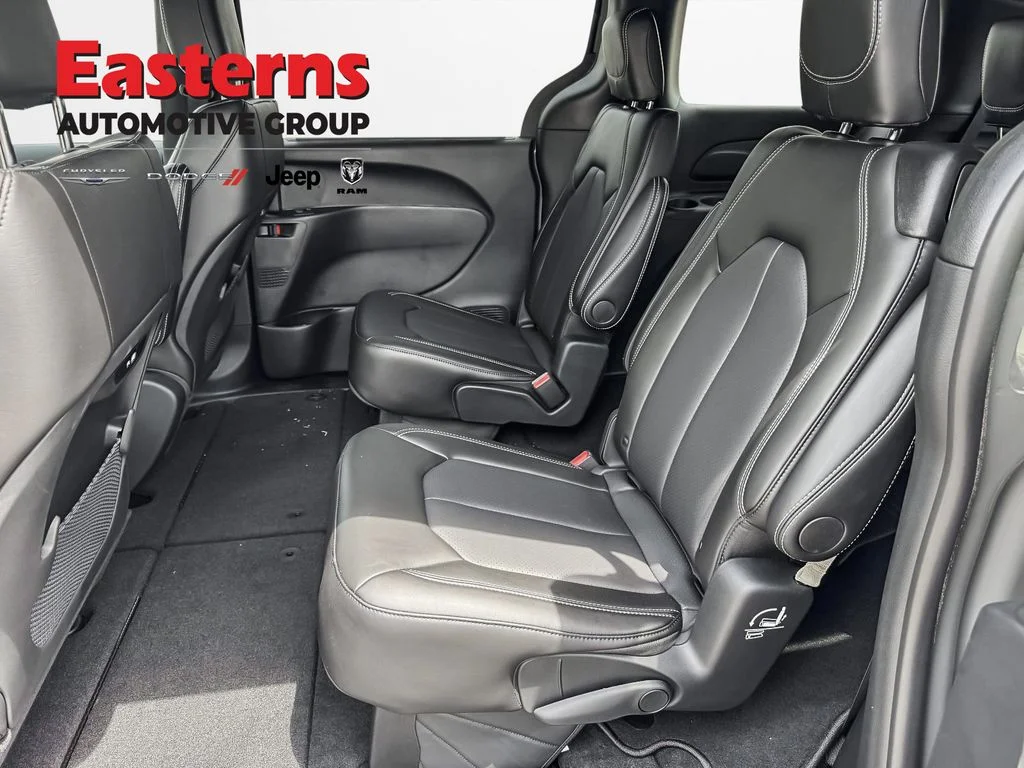 New 2025 Ceramic Gray Clear-Coat Exterior Paint Chrysler Select image 23