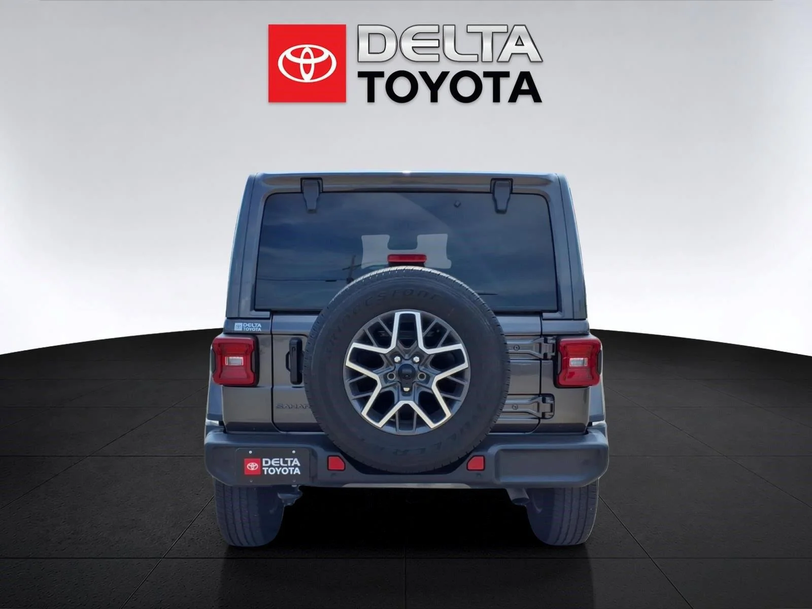 Used 2025 Granite Crystal Metallic Clearcoat Jeep Sahara image 4