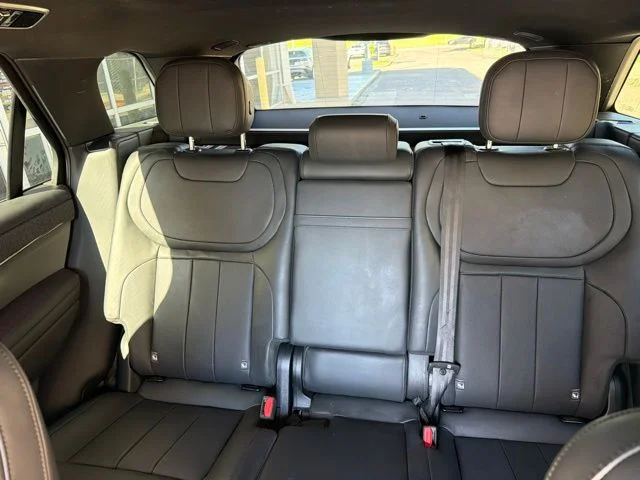 Used 2023 Santorini Black Metallic Land Rover SE image 10