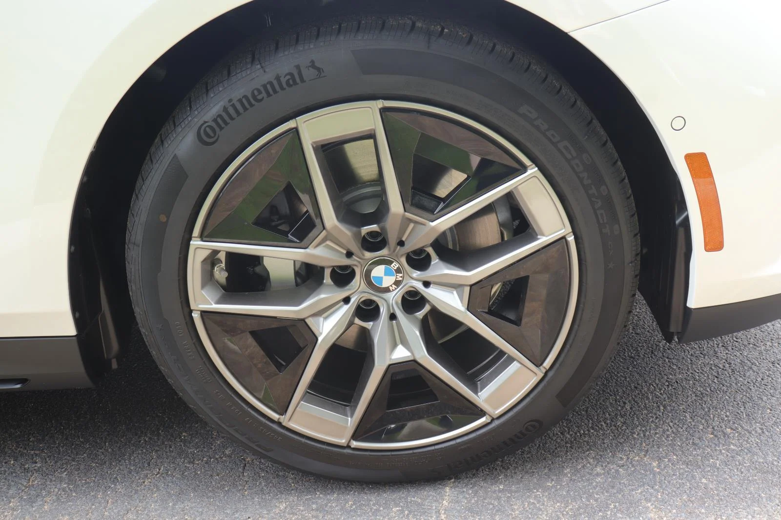 New 2027 Mineral White Metallic BMW 530i image 39