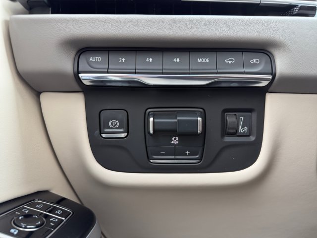 Used 2025 White Cadillac Sport Platinum image 26
