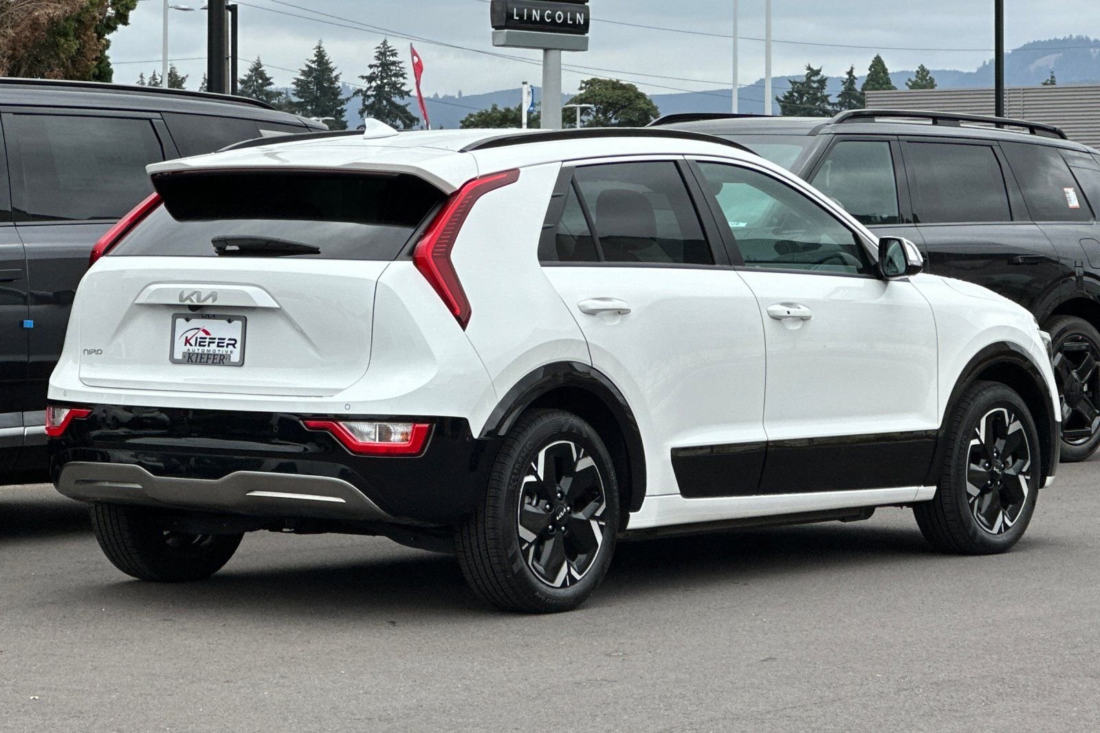 Certified Used 2023 White Kia Wind image 4