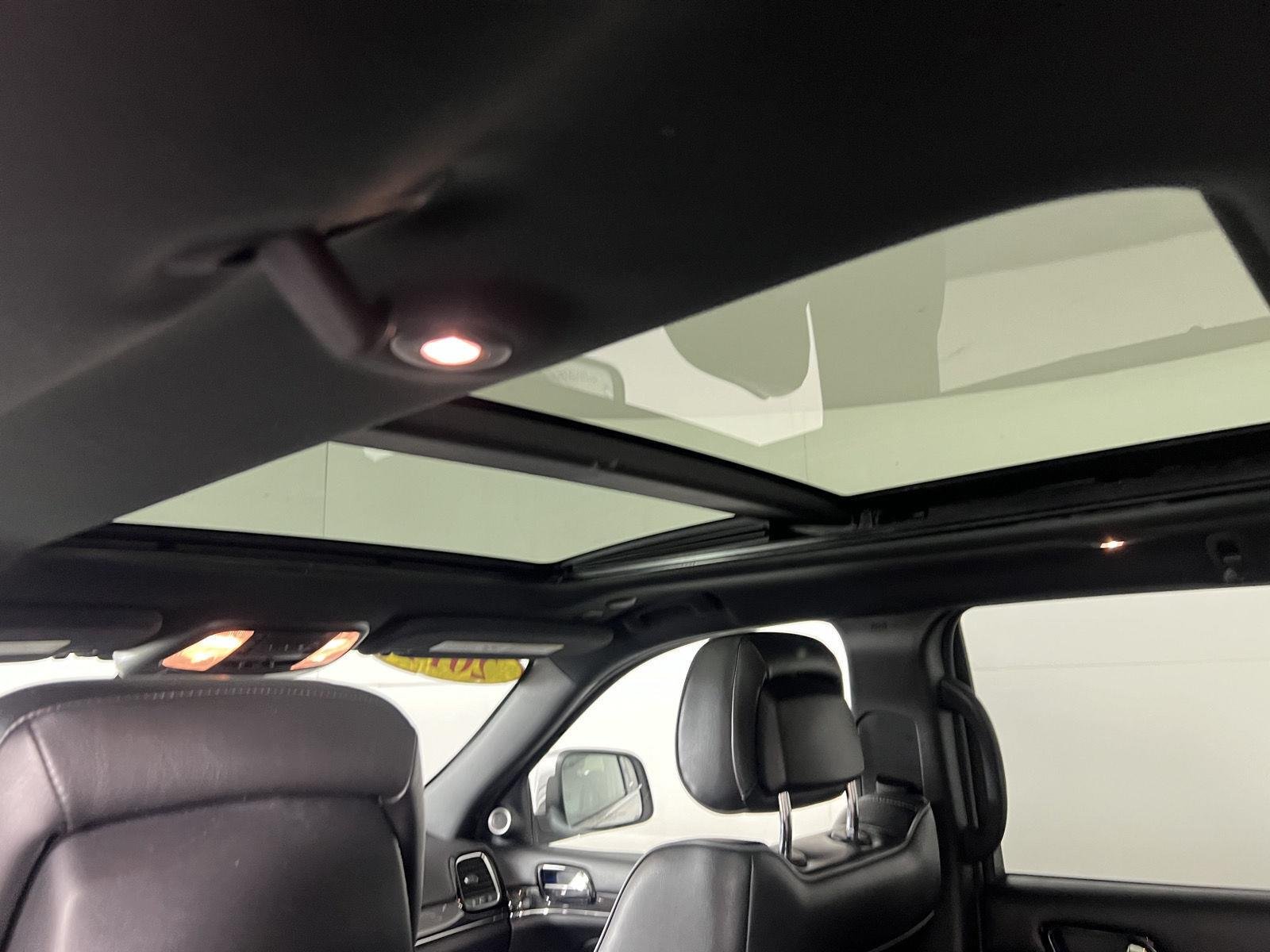 Used 2019 Ivory 3-Coat Jeep Overland image 14