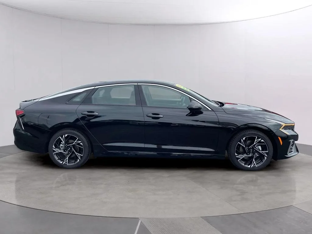 Used 2026 Aurora Black Pearl Kia GT-Line image 6