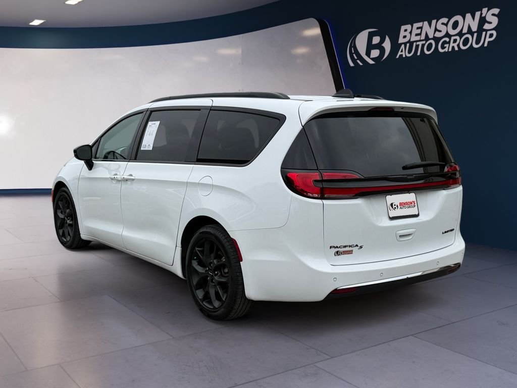 Used 2025 White Chrysler Limited image 3