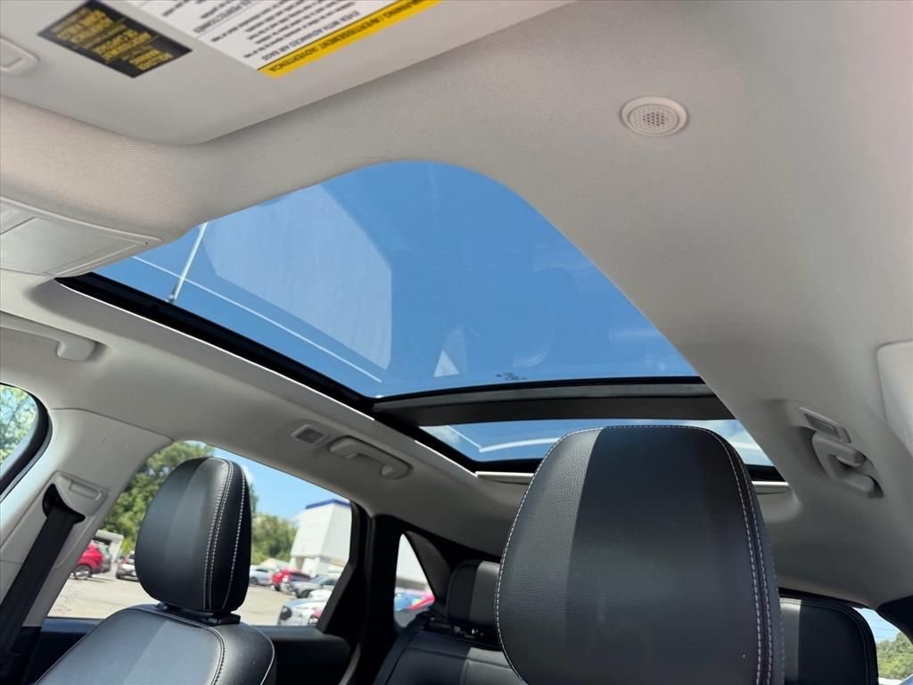Used 2022 Red Ford SEL image 18
