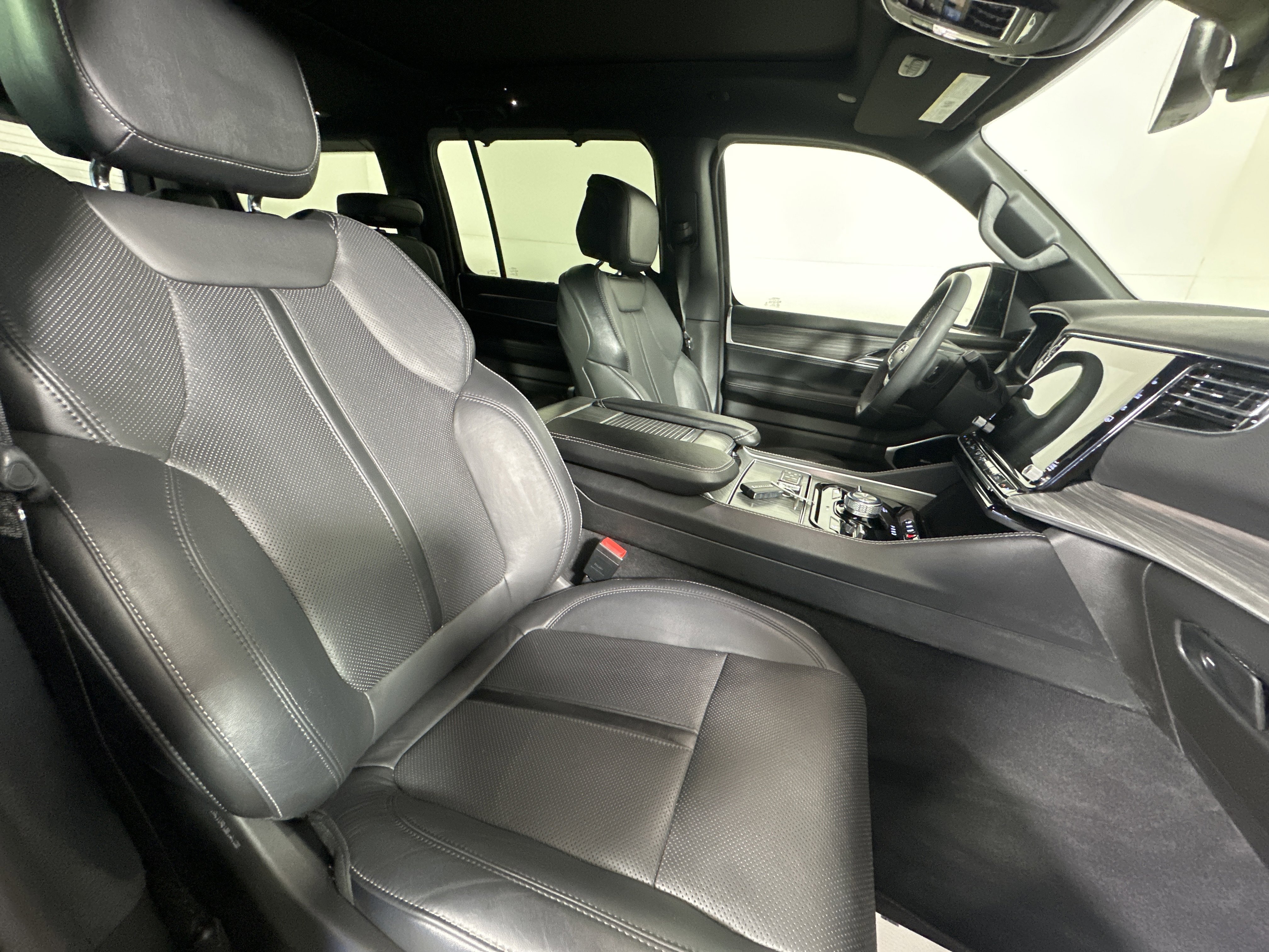 Used 2023 Diamond Black Crystal Pearlcoat Jeep Series III image 27