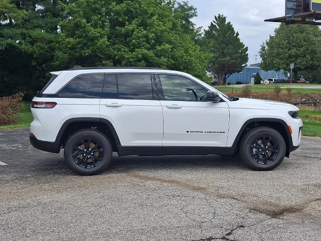 New 2026 White/off-white Jeep Laredo Altitude image 9