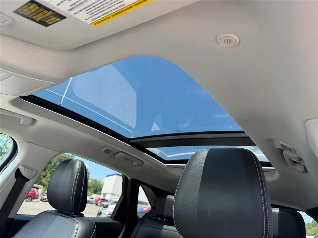 Used 2022 Red Ford SEL image 18