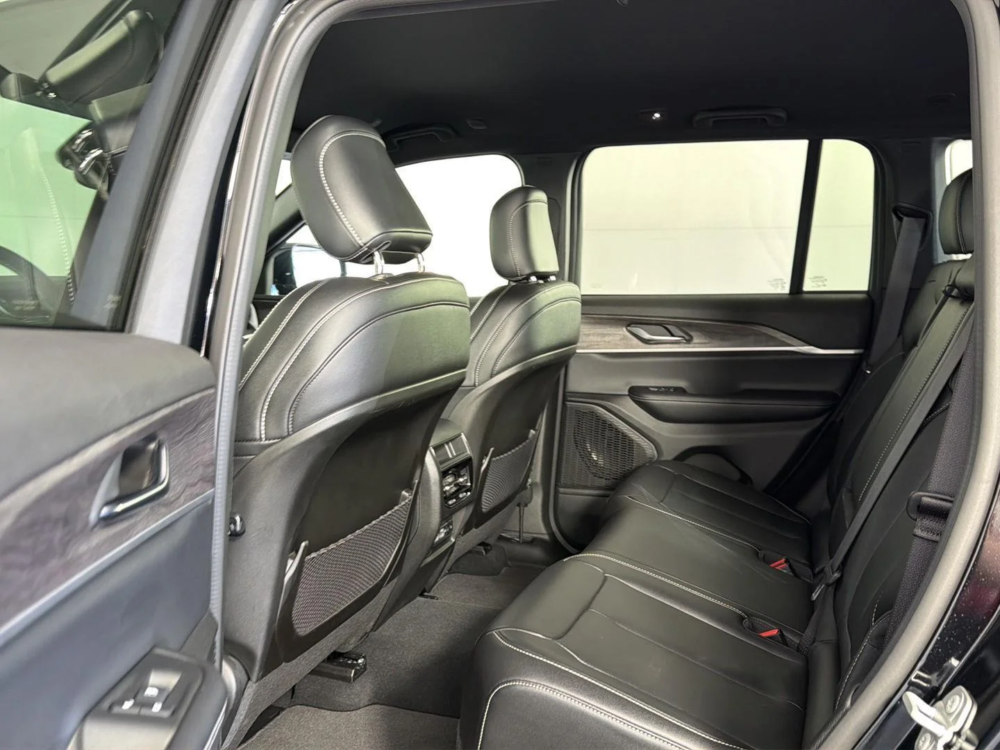 Used 2024 Diamond Black Crystal Pearlcoat Jeep Limited image 21