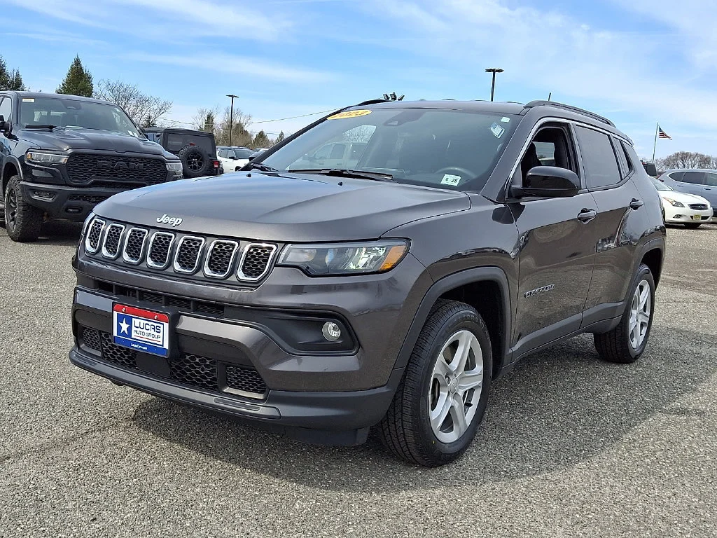 Used 2023 Granite Crystal Metallic Clearcoat Jeep Latitude image 5