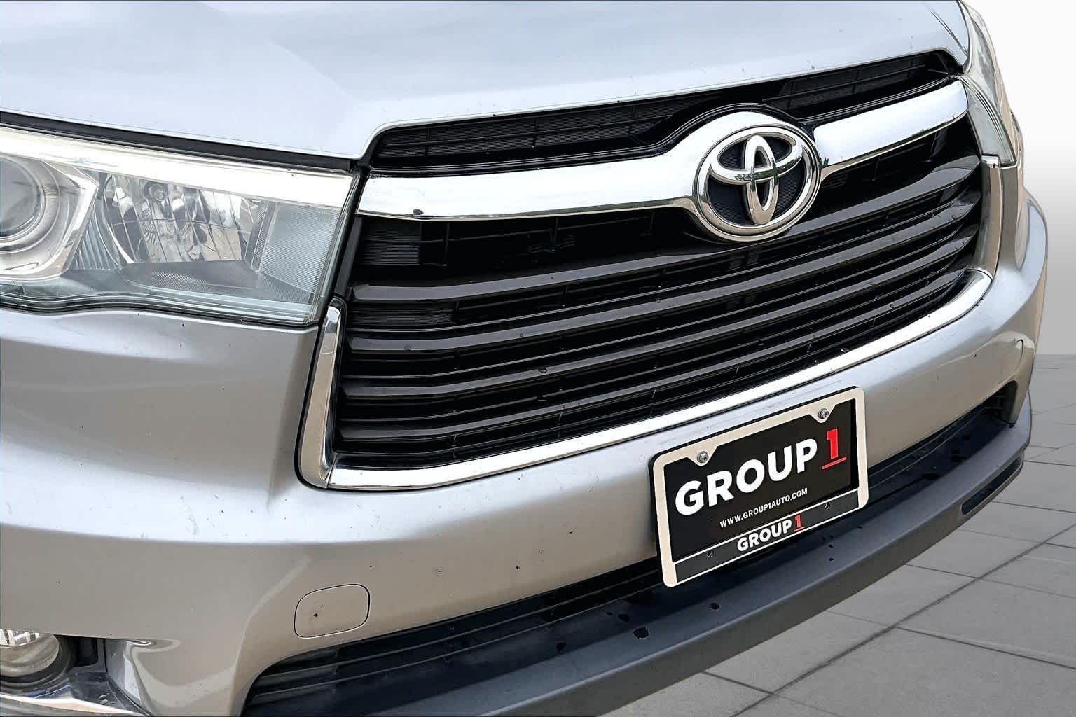 Used 2015 Silver Sky Metallic Toyota Limited image 29