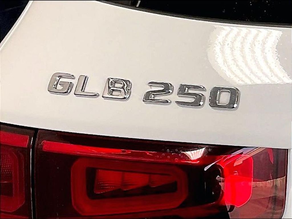Used 2023 White Mercedes-Benz GLB 250 image 29