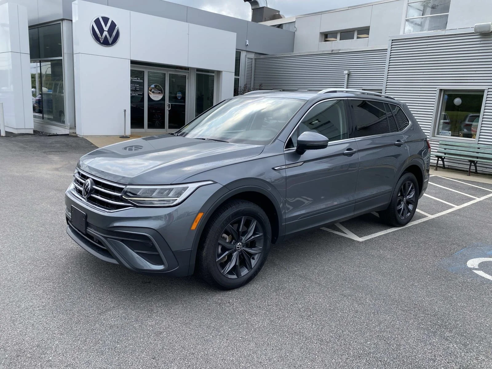 Certified Used 2024 Platinum Gray Metallic Volkswagen 2.0T SE 4MOTION image 1