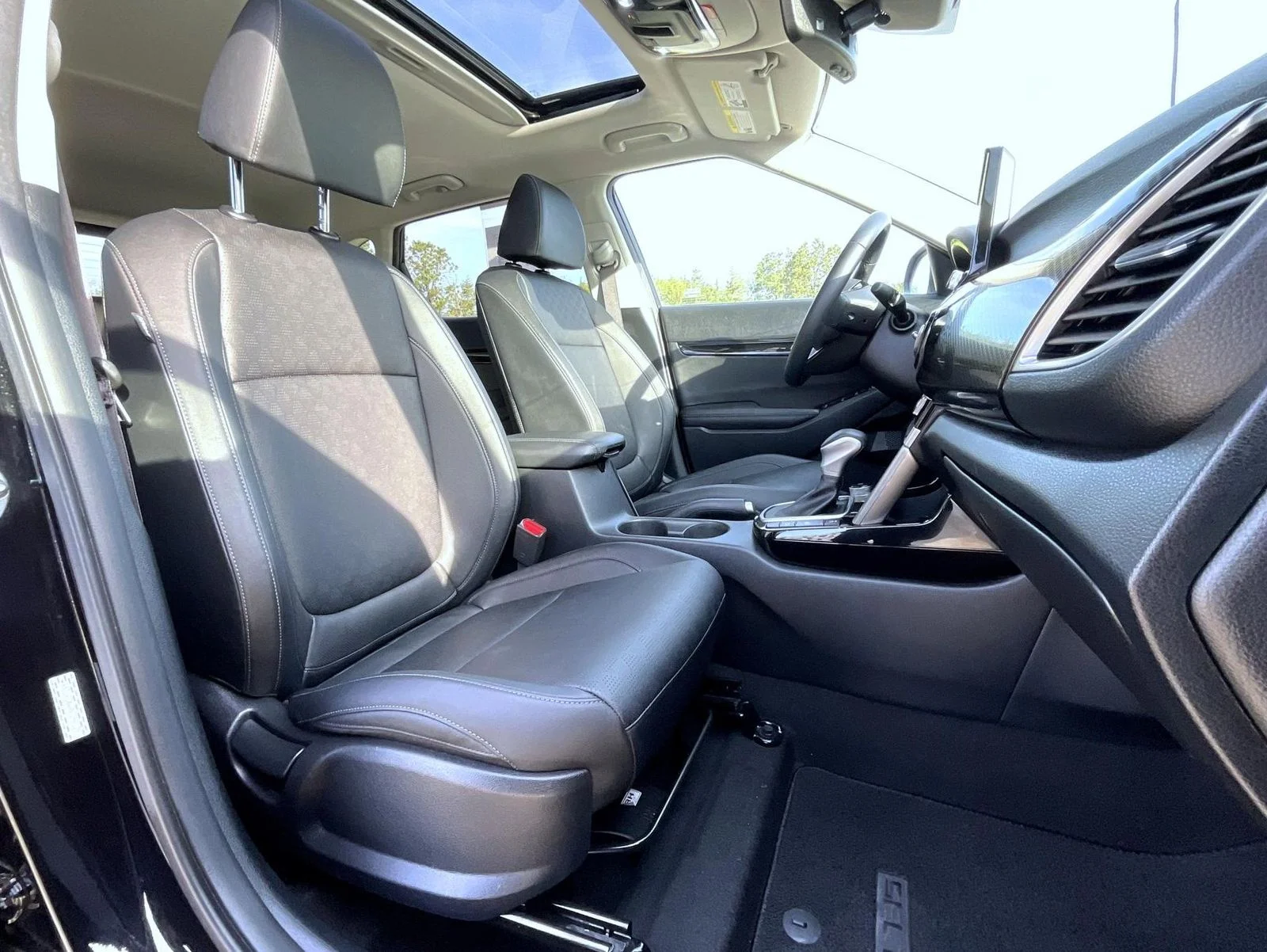 Used 2022 Black Kia EX image 22