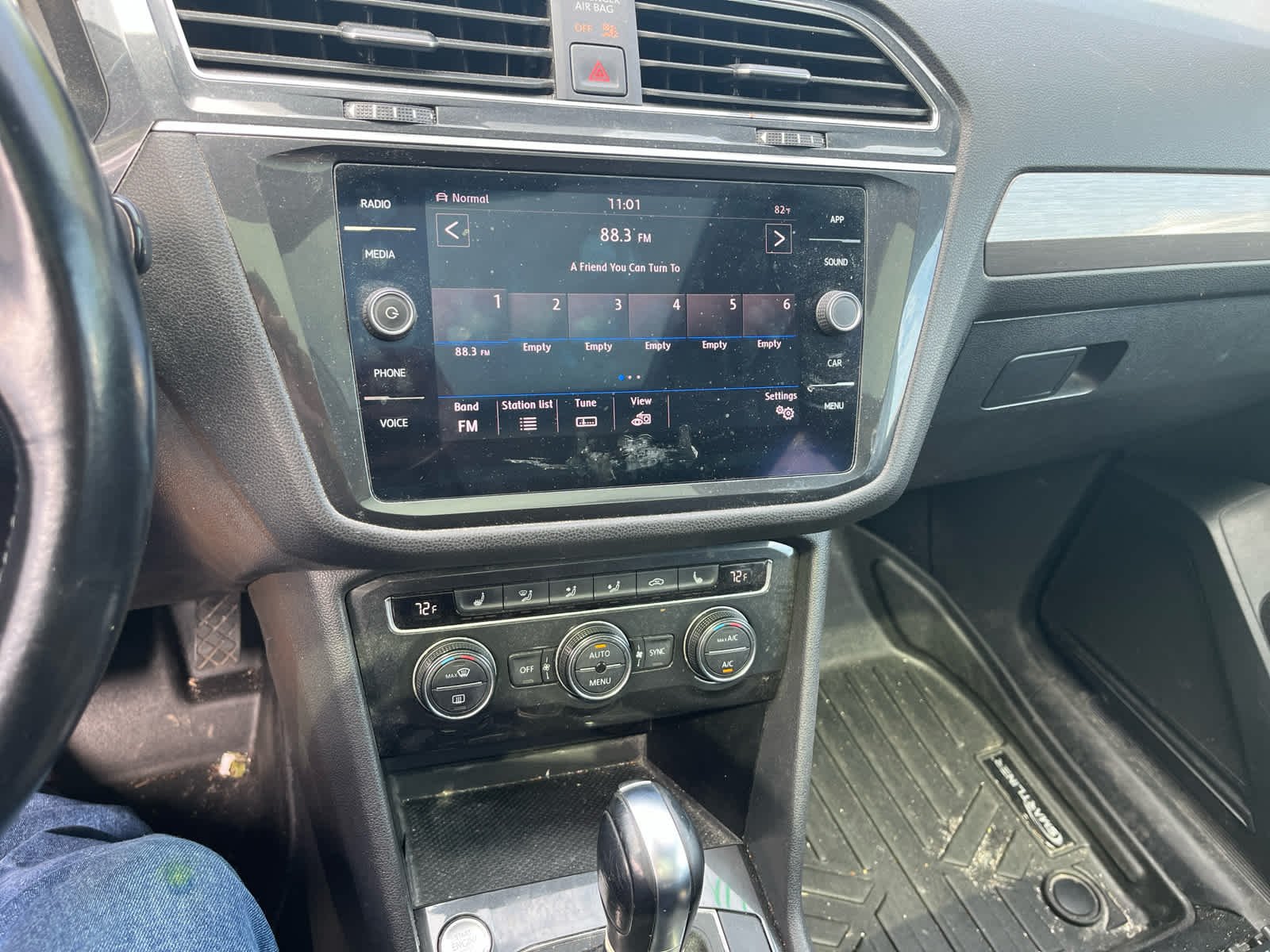 Used 2019 Pure White Volkswagen SE image 6