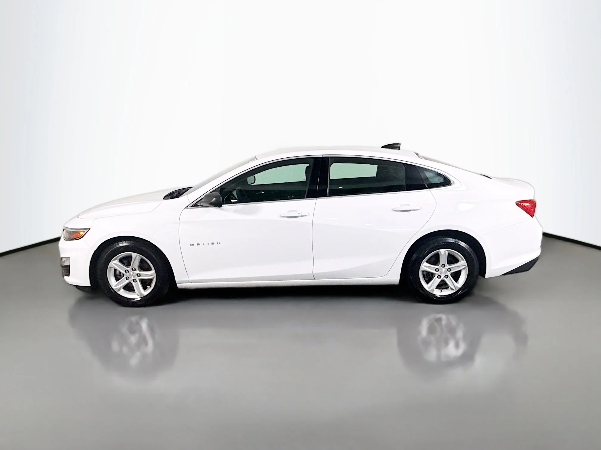Used 2019 Summit White Chevrolet LS image 4