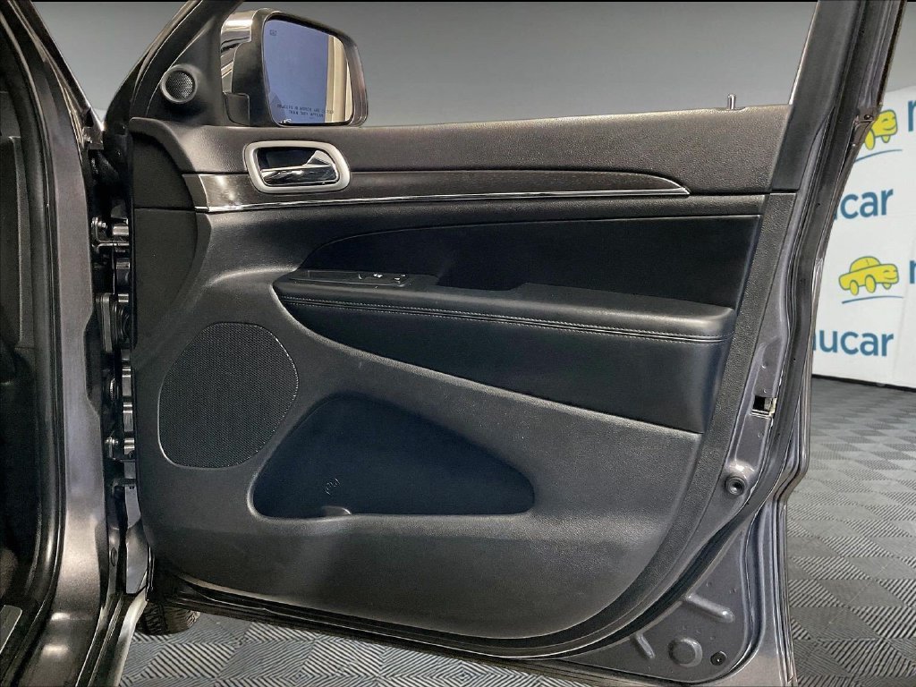 Used 2018 Gray Jeep Limited image 12