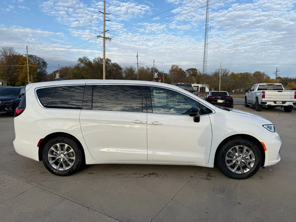 New 2026 Bright White Clear-Coat Exterior Paint Chrysler Limited image 8
