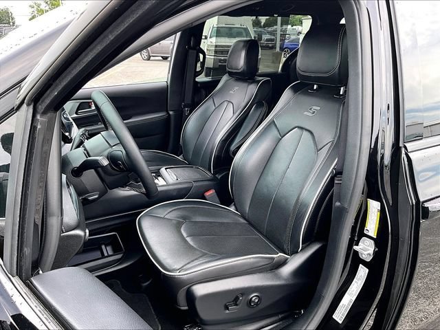 Used 2025 Diamond Black Cry Chrysler Limited image 10