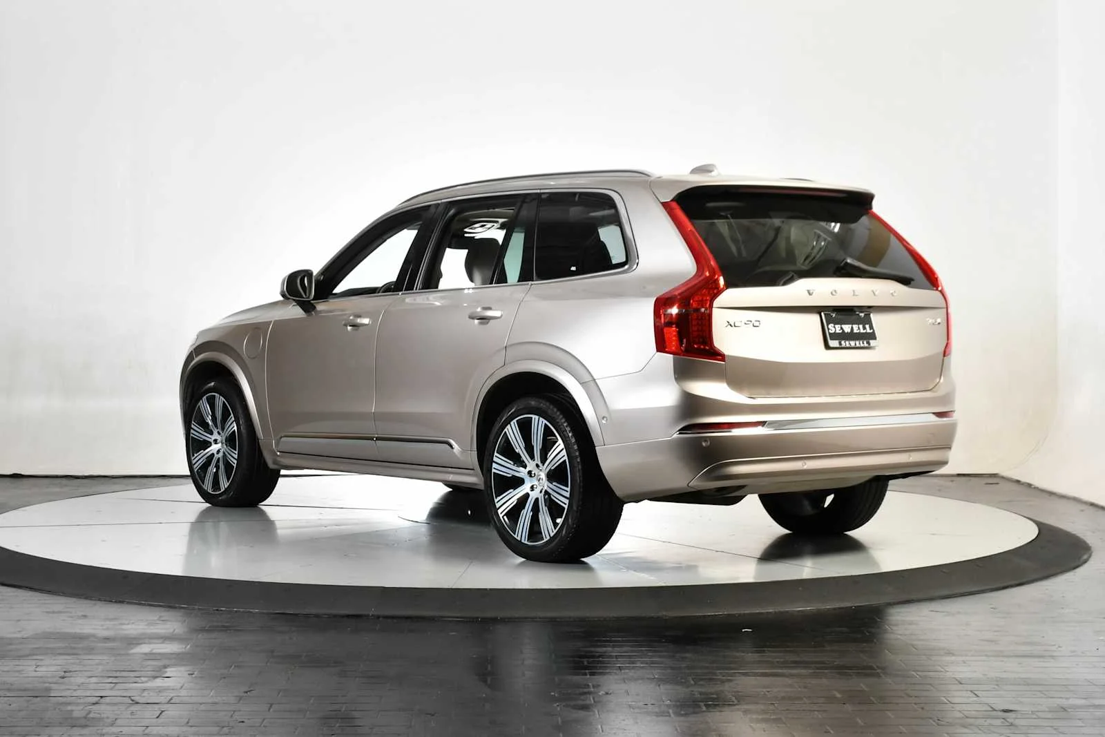 Used 2025 Bright Dusk Metallic Volvo Ultra image 4