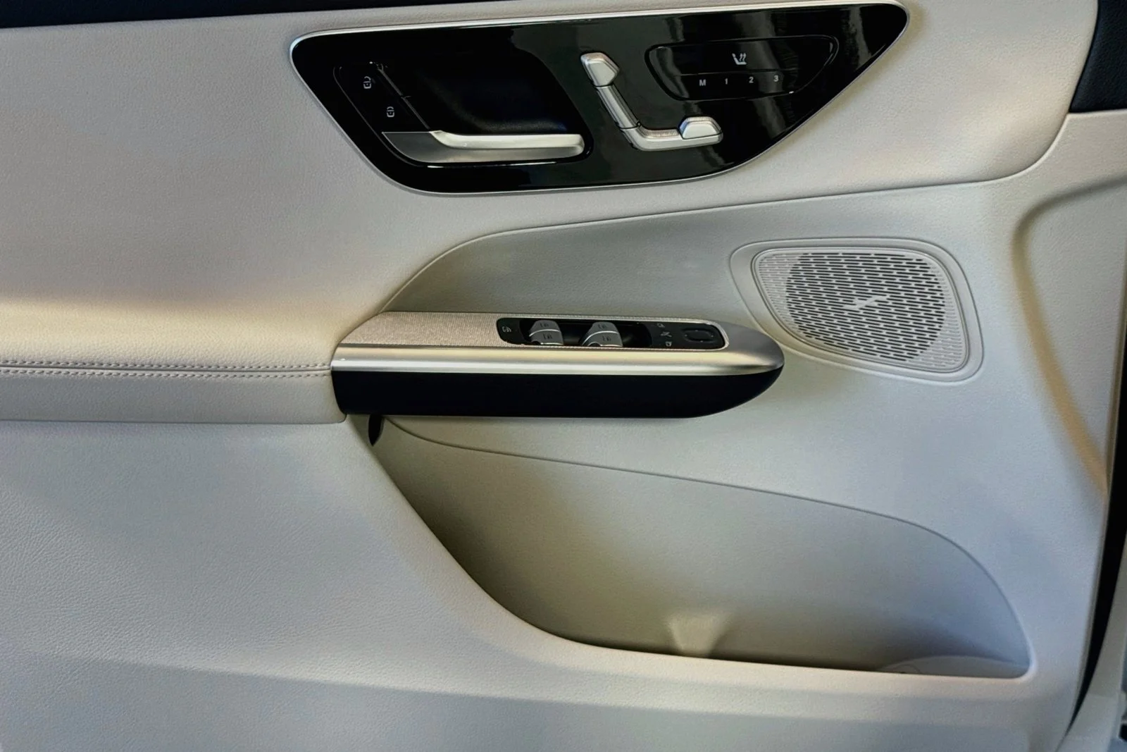 Used 2026 Polar White Mercedes-Benz GLC 300 image 17
