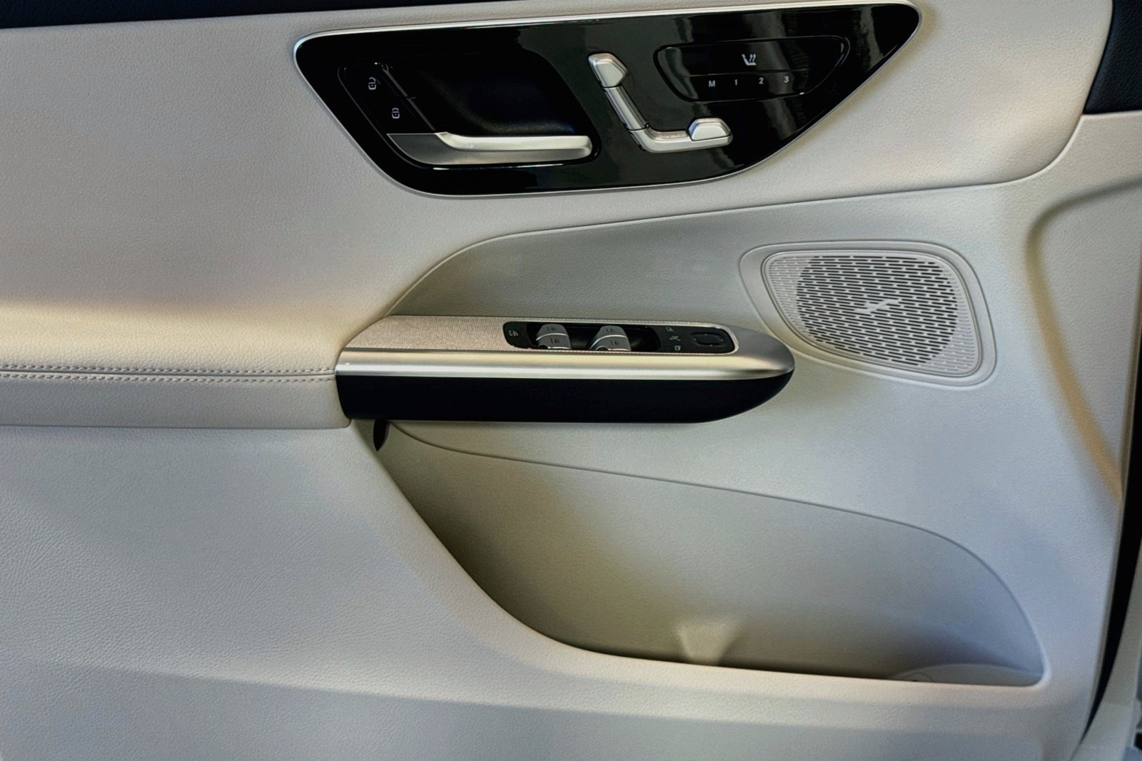 Certified Used 2026 Polar White Mercedes-Benz GLC 300 image 17