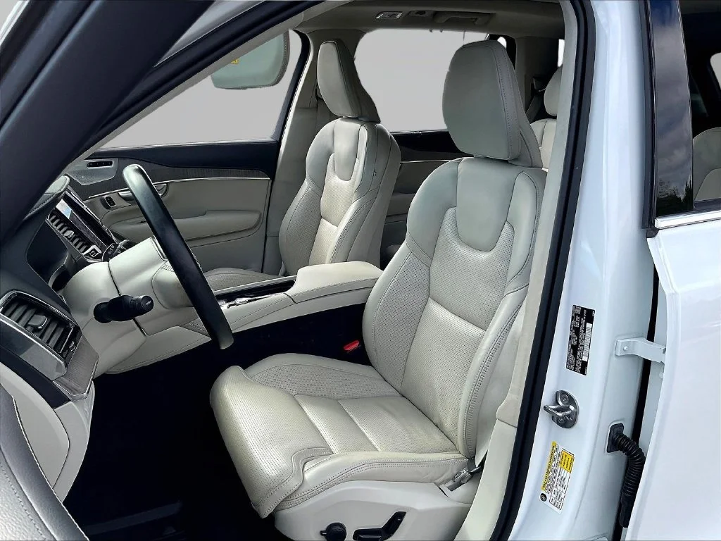 Used 2022 Crystal White Volvo T8 Inscription Extended Range 6P image 21