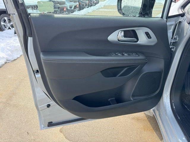 New 2026 Silver Mist Clear-Coat Exterior Paint Chrysler Limited image 7