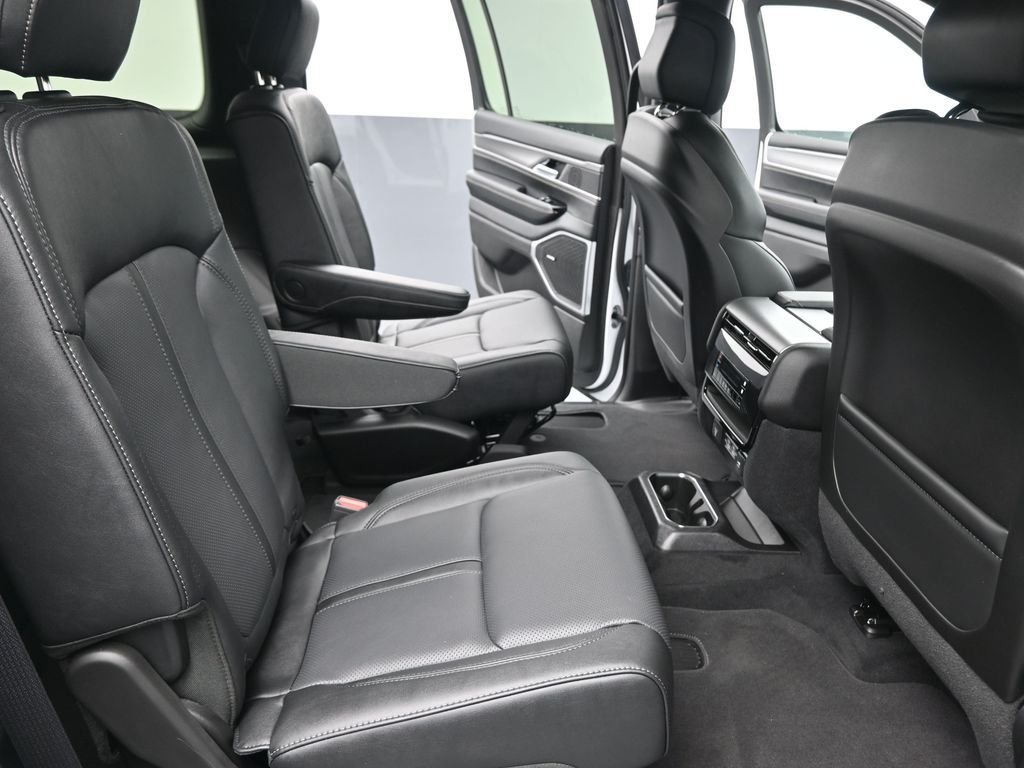 New 2026 Bright White Clear-Coat Exterior Paint Jeep Limited Altitude image 24