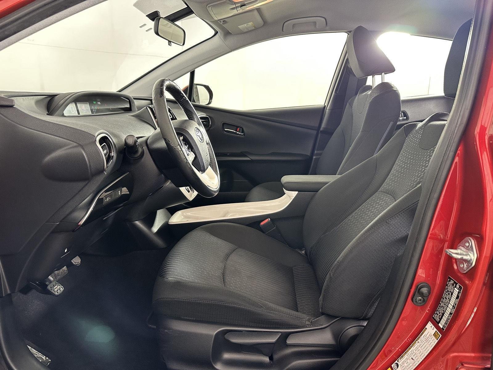Used 2016 Hypersonic Red Toyota Three image 29