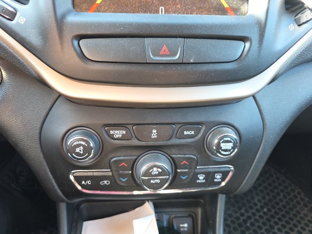 Used 2016 Recon Green Clearcoat Jeep Latitude image 5