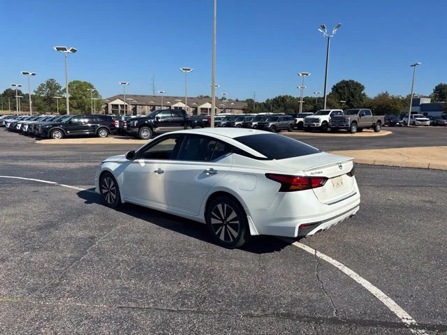 Certified Used 2021 White Nissan 2.5 SL image 6