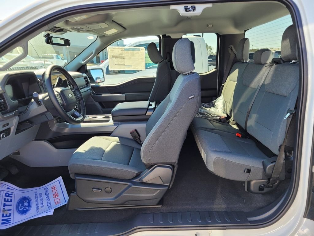 New 2025 Oxford White Ford XLT image 28