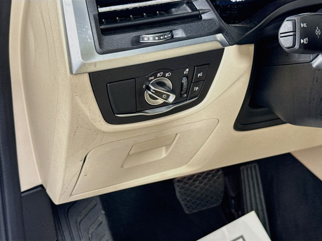Used 2022 Alpine White BMW sDrive30i image 16