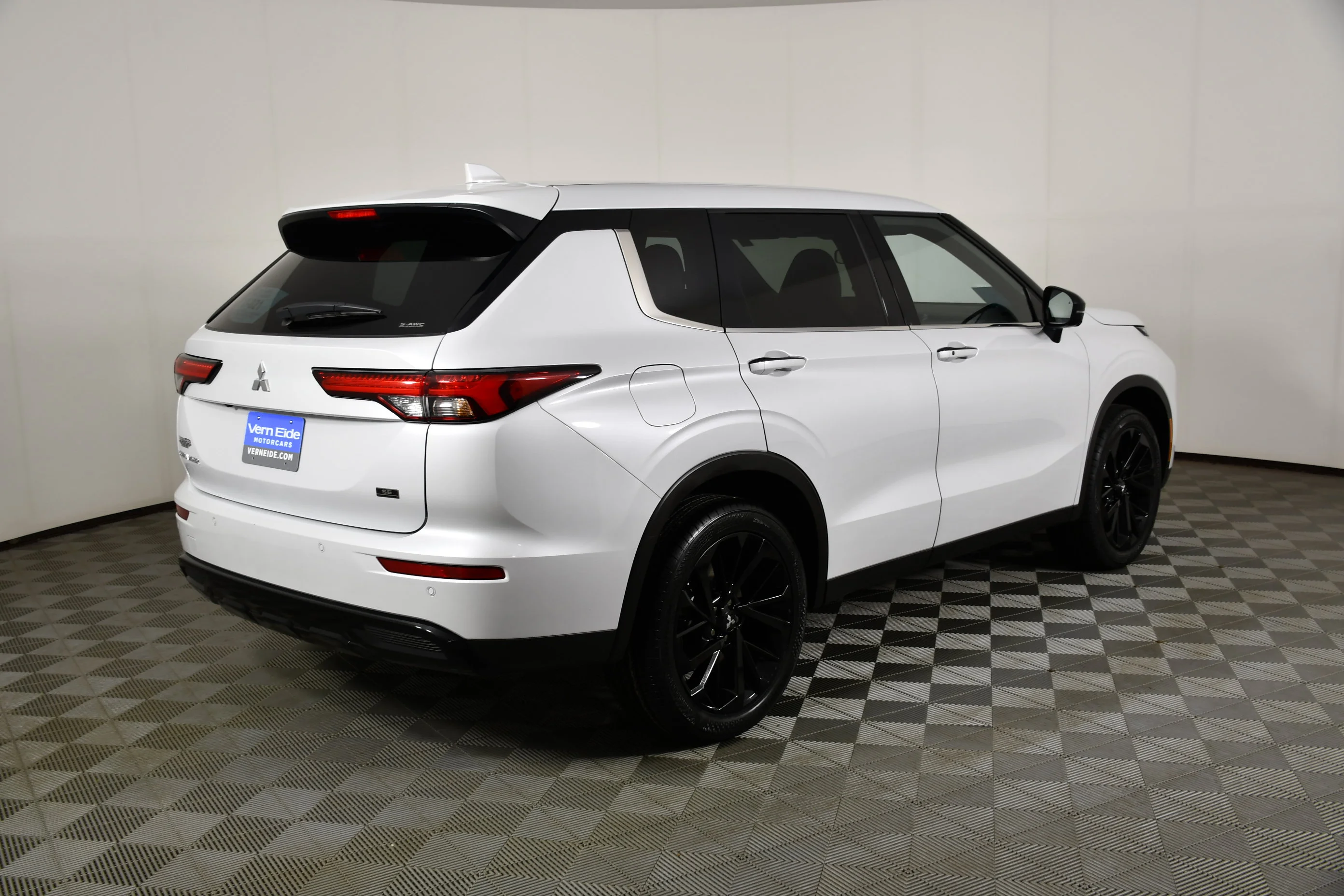 Certified Used 2024 White Diamond Mitsubishi SE Black Edition w/Pano Roof image 6