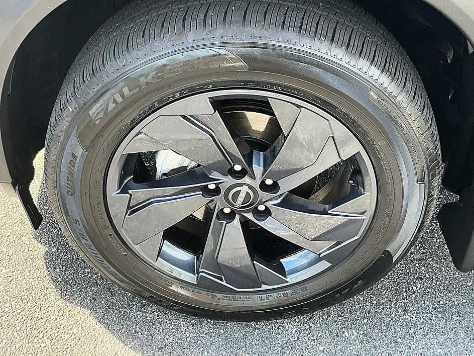 Used 2026 Boulder Gray Pearl Nissan SV image 9