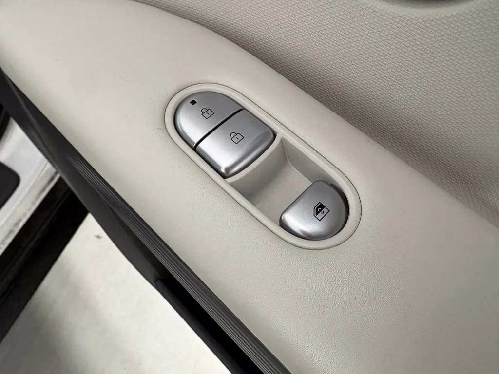 Used 2024 White Hyundai SEL image 13